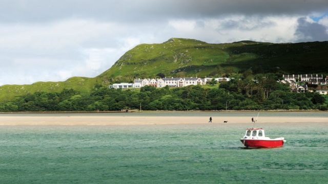 mulranny-hotel-with-one-boat
